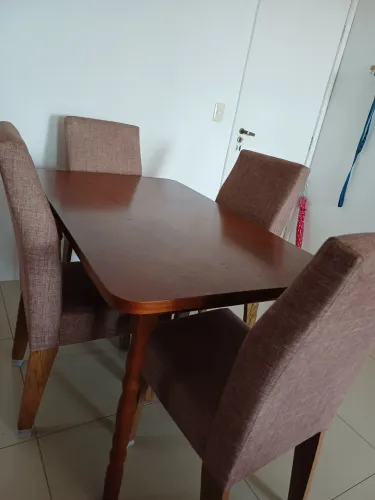 Vendo mesa jantar de madeira com 4 cadeiras mdf um ano de uso. Aceito ofertas. 