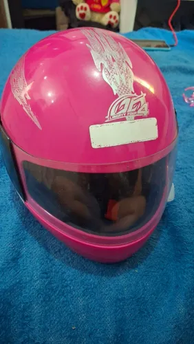 Capacete rosa em perfeito estado 