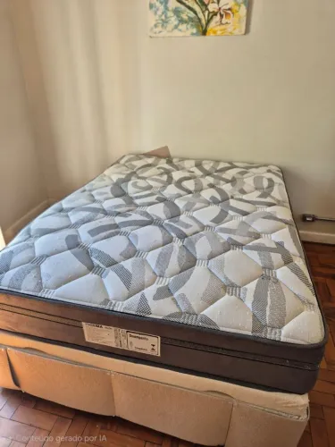 Cama casal com box baú e entrada para carregador de celular 