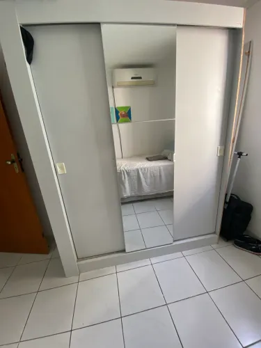 Guarda roupa com espelho