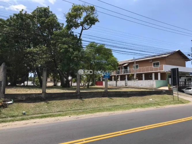 Terreno plano, de frente para a rodovia