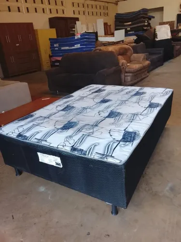 Base de cama box casal USADA com 4 centímetros de espuma ENTREGA dentro de Uberlândia MG