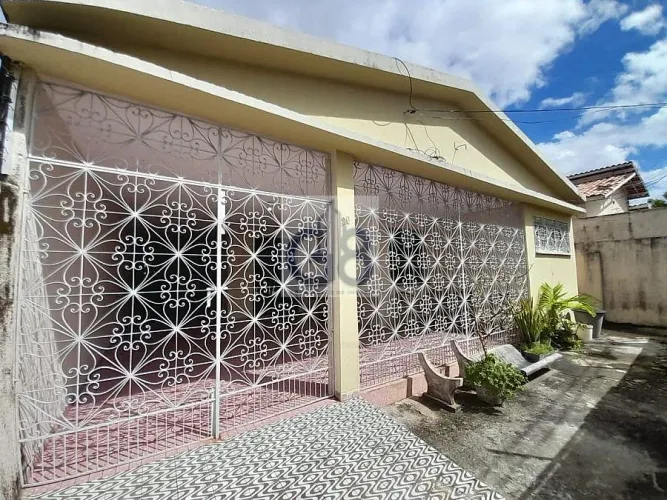 Casa plana solta no Bairro de Fátima, terreno 307m²