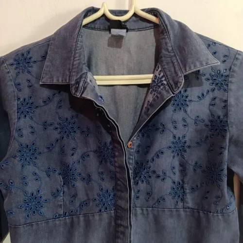 Camisa Jeans Feminina Azul Com Bordados Florais para Festa Junina