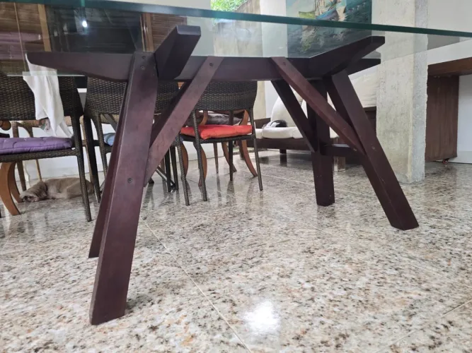 Vendo mesa para 6 cadeiras , com pés de madeira e tampo de vidro 20 mm medindo 0,80 x1,60