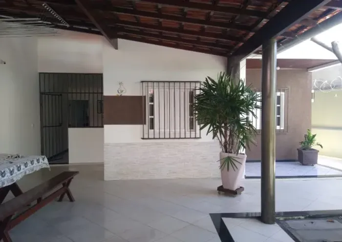 ALUGA-SE CASA NO CENTRO DA CIDADE