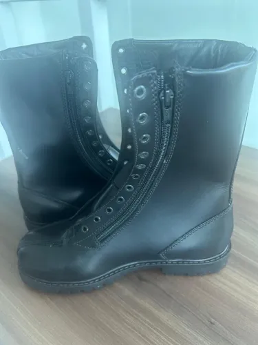 Bota cano longo tipo coturno de couro