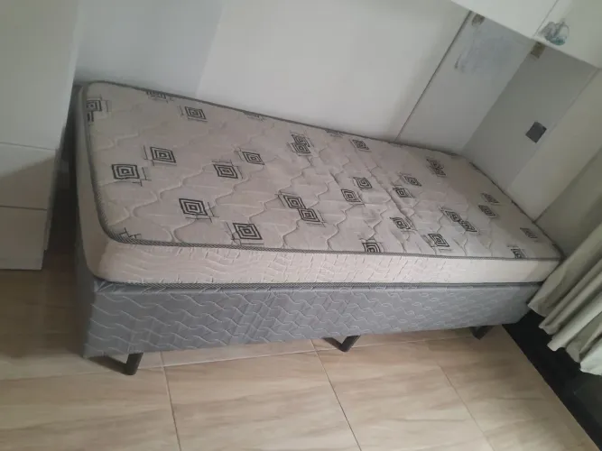 Vende-se cama solteiro semi nova