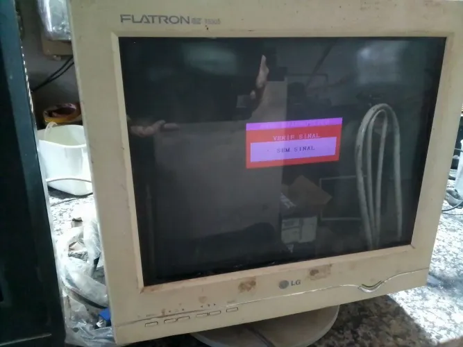 2 Monitores de tubo LG de 17 e 15 polegadas funcionando R$150,00.  DISPENSO CURIOSOS.