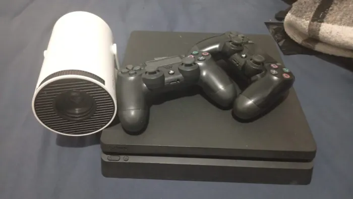 Vendo PS4, com duas manete.