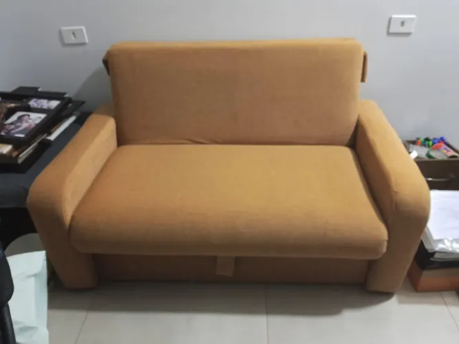 Sofá cama recém reformado com tecido de primeira