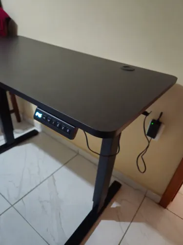 Mesa com regularem de altura elétrica