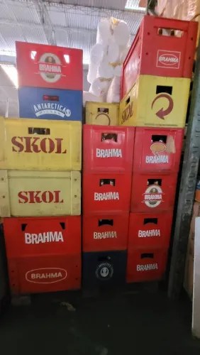 Caixa de cerveja vazia com casco