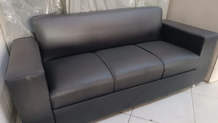 Sofá 3 lugares no courino