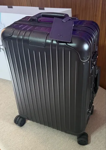 Mala Rimowa preta em alumínio
