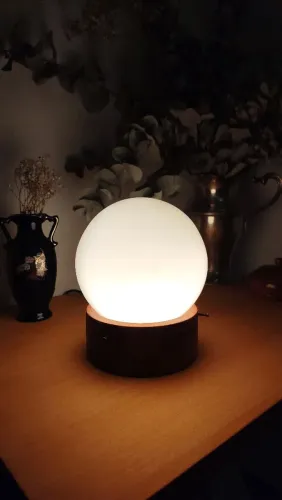 Luminária com base em madeira torneada segmentada, cúpula de opalina em forma de esfera