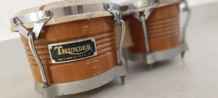 Bongô de Madeira Thunder Profissional com Pele de Couro