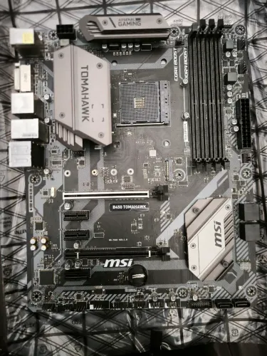 PLACA MÃE MSI ARSENAL GAMING B450 TOMAHAWK AM4 AMD B450 USB 3.1 HDMI ATX AMD