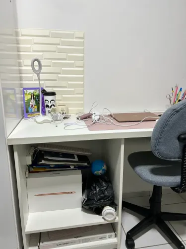 Escrivaninha em MDF Branco com Gavetas e Nichos