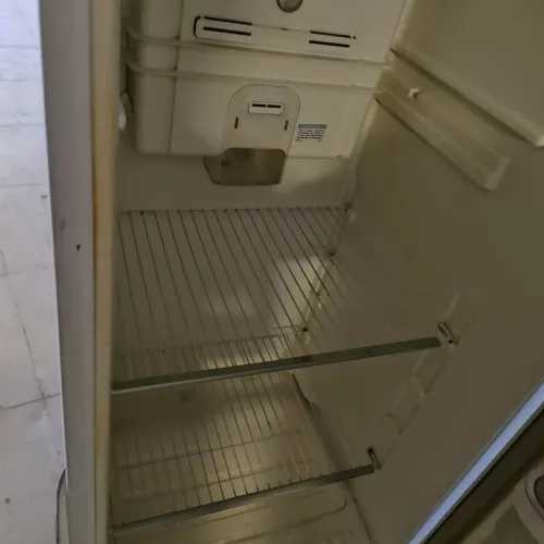 Uma geladeira sem gás já usada