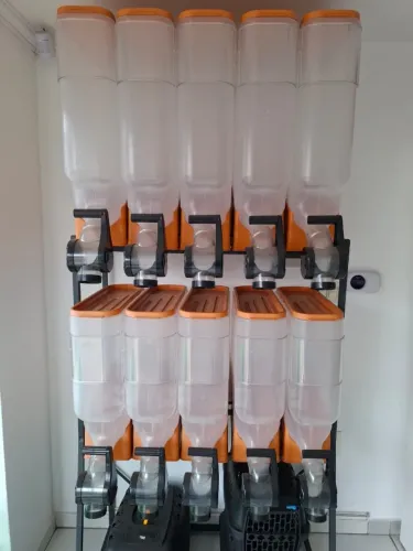 Vendo suporte para ração em ótimo estado