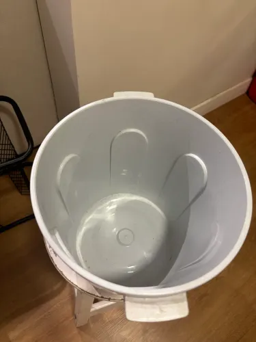 Cesto de plástico com tampa