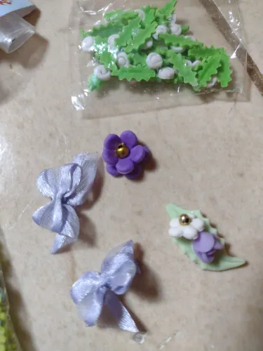 Apliques de lacinhos e florzinhas