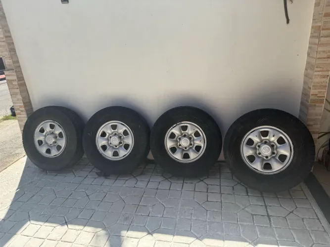 PNEUS + Rodas originais Hilux 2008