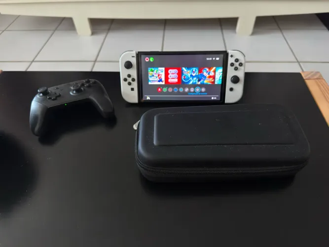 Nintendo Switch OLED + Case + Controle Pro + 1 jogo grátis!