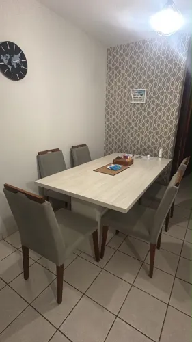 Mesa e 5 cadeiras novinho