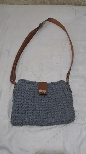 Bolsa de tricô feita a mão cinza