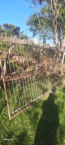 Portão de correr com entrada social junto em iguaba grande