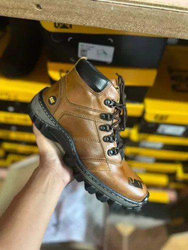 BOTA COTURNO CATERPILLAR COURO LEGÍTIMO CANO MÉDIO