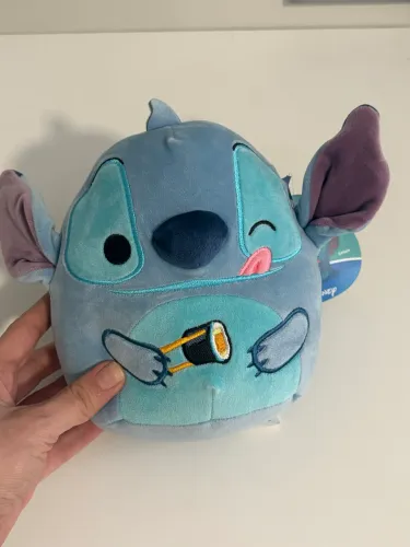 Squishmallows Pelúcia Stitch Com Sushi de 25cm