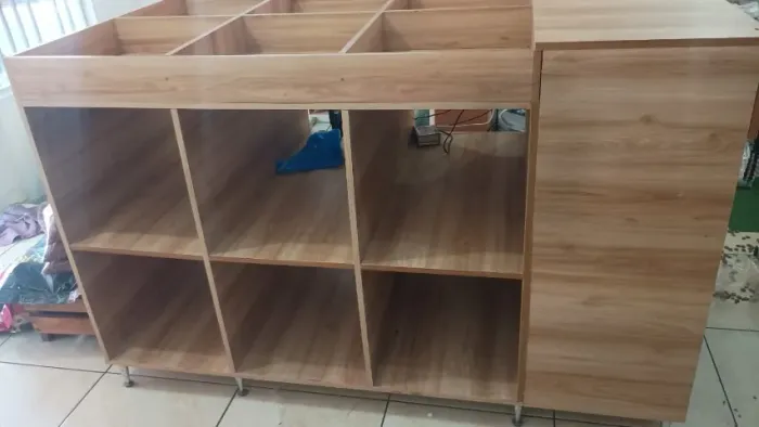 Ilha expositora para frutas bem espaçosa