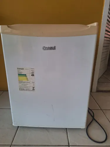 Frigobar Consul Compacto 80 litros. Refrigerador 