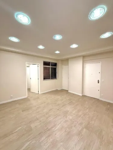 Sala Centro, ampla, reformada, local nobre, Rua do Imperador - Petrópolis - RJ
