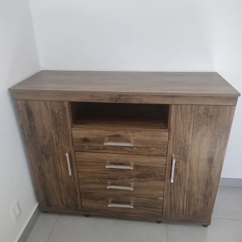 Comoda com 4 gavetas semi nova com rodinha