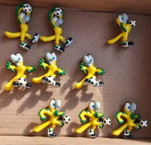 Miniaturas da Ararajuba, mascote da Petrobras para a Copa do Mundo