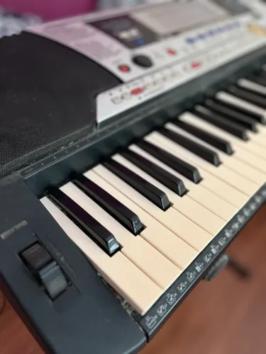 Teclado Yamaha PSR 550