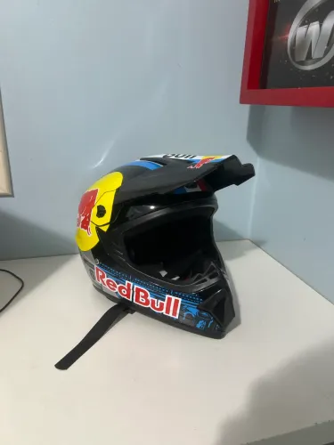 Capacete Red Bull 2025