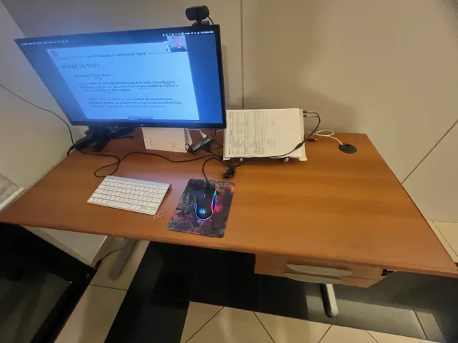 Mesa de escritório com gavetas