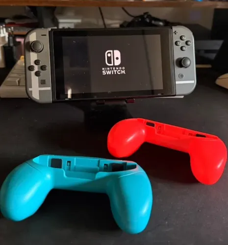 Nintendo Switch V2 Destravado + Cartao 32GB + Acessorios.