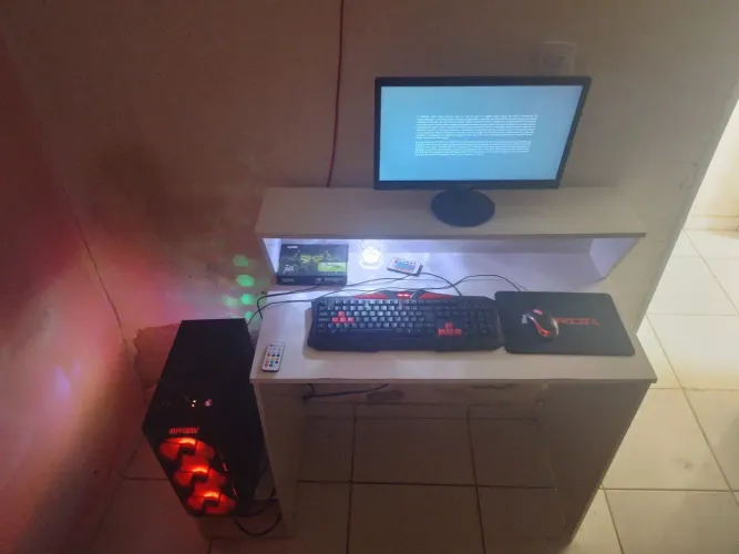 Computador Completo: CPU + Monitor + Periféricos + Mesa de Apoio.