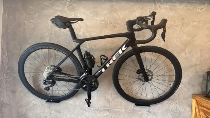 Bicicleta Trek Madone - Rodas Carbono - Shimano 105 eletrônico