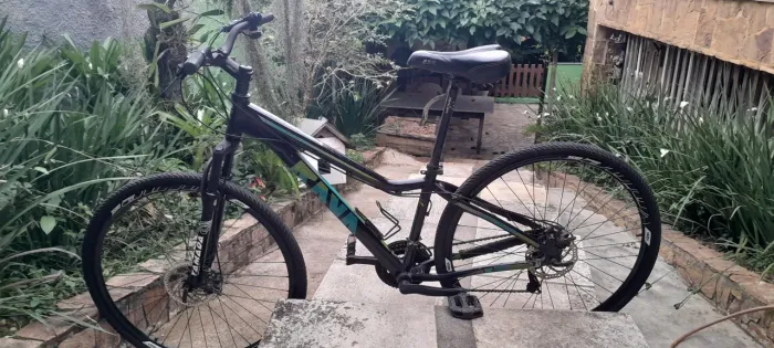 Vendo linda bicicleta feminina de marcha. Revisada. Pneus novos . Super confortável. 