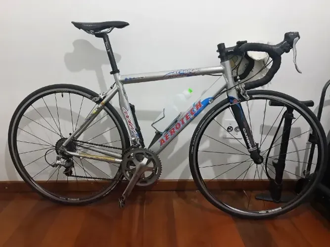 Bicicleta Speed Aerotech Rocket SL + rodas, rolo de treino e diversos acessórios