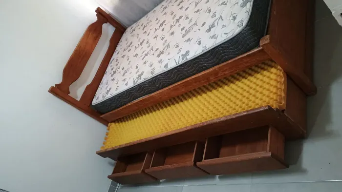 Bicama madeira maciça viúva ( solteirão) 3 gavetas e 2 colchões 