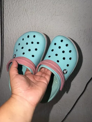 Crocs infantil original usada