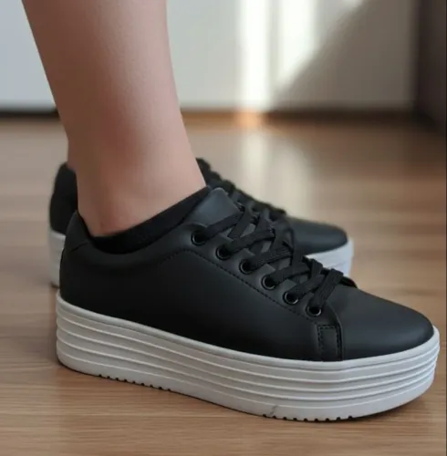 Tênis plataforma preto com solado branco.